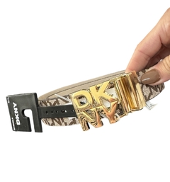 Cinto DKNY - LOGO metal - Novo - Desapegy