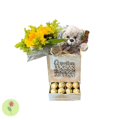 Caixa com mini buquê girassóis urso e ferrero rocher