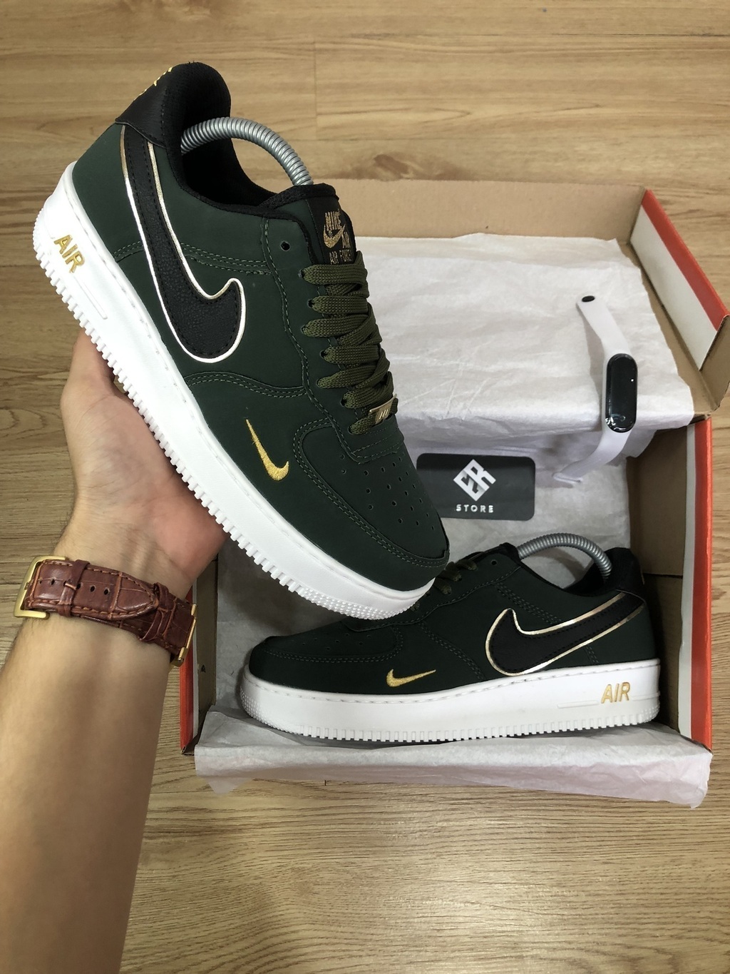 Vapormax branco hot sale e dourado