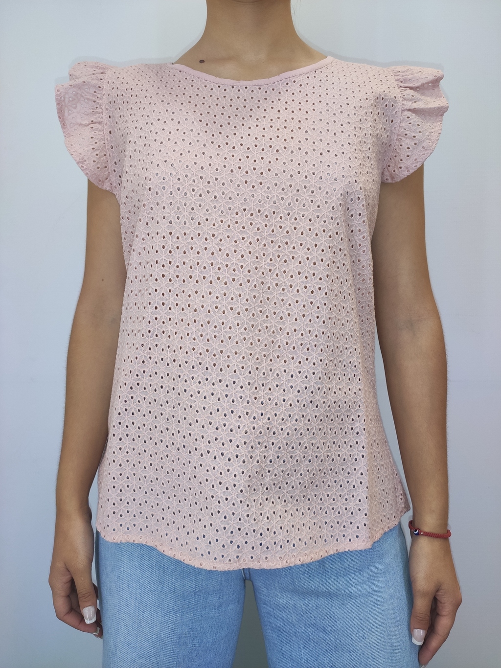 Remeras con vuelos en los hombros sale