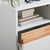 El detalle del cajón de una mesa de luz blanca con diseño minimalistas y nórdico