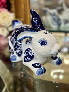 Conejo de porcelana acostado en internet