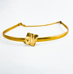 Choker Dourado Pingente Quadrado com Relevo - comprar online