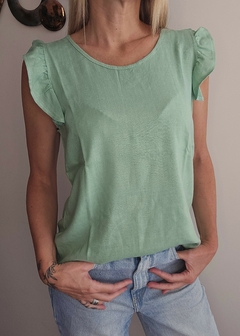 REMERA DE LINO CON VOLADOS EN MANGAS VERDE