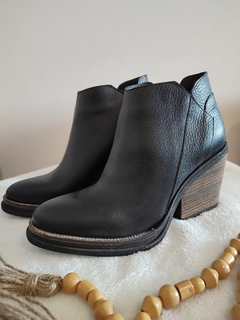 BOTAS DE CUERO NEGRA