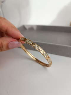 Imagem do BRACELETE MONOGRAMAS MEIO LADO CRAVEJADO INSPIRAÇÃO CARTIER dourado