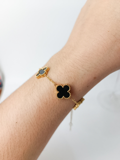 PULSEIRA AÇO INOXIDÁVEL COM TREVOS PRETOS dourado - loja online