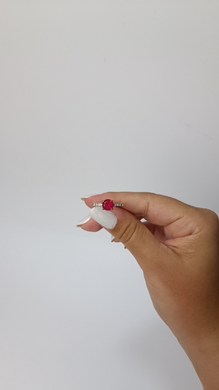 Anel solitário vermelho na internet