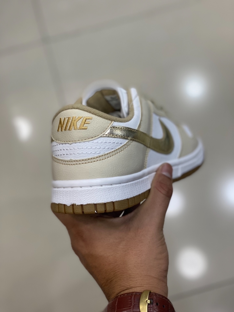 Tenis nike feminino branco com on sale dourado
