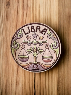 Parche bordado termoadhesivo “Libra”