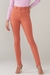 foto frontal da Calça andréa botões skinny terracota, com foco no produto.