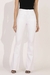 Calça jeans flare branca de cintura alta e cós triplo, foto frontal com foco no produto