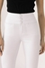 Calça jeans flare branca de cintura alta e cós triplo, foto frontal com foco nos detalhes dos botões forrados de pressão do produto