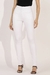 Calça Skinny branca de cintura alta e cós triplo com os botões de pressão forrados, foto frontal com foco no produto.