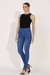 Calça skinny azul andreza de cintura alta com botões de pressão forrado, foto da frente all look