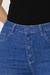 Calça skinny azul andreza de cintura alta com botões de pressão forrado, foto da frente com foco nos detalhes dos botões