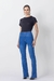 Calça jeans flare azul andreza de cintura alta, com cós triplo, base andreza, foto all look.