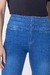Calça jeans flare azul andreza de cintura alta, com cós triplo, base andreza, foto com foco nos destalhes do cós triplo e botões de pressão forrados.