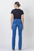 Calça jeans flare azul andreza de cintura alta, com cós triplo, base andreza, foto da parte de trás all look.