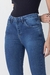 Calça jeans skinny azul médio acetinada na internet