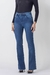 Calça jeans flare acetinada azul médio foto frontal foco no produto