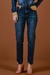 Calça jeans azul médio com suede e tachas
