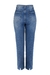 Calça jeans reta azul médio de cintura intermediária e abertura no verso da barra, foto do verso still.