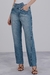Calça jeans azul médio com cós assimétrico