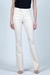 Calça Flare Off-white de cintura alta e botões forrados, foto frontal com foco no produto.