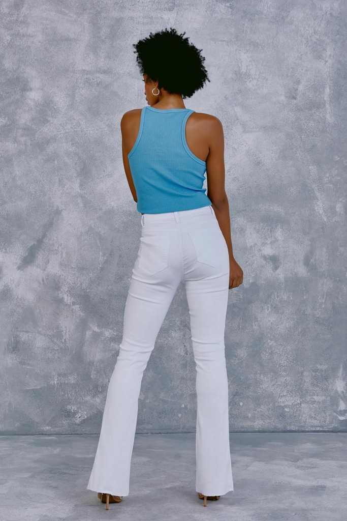 Look com calça flare branca 2025