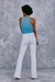 Calça flare branca de cintura alta, base Helena - foto da parte de trás com all look.