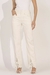 Calça jeans reta off-white briana com cós duplo e detalhe em guipure na barra foco na peça frente