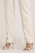 Calça jeans reta off-white briana com cós duplo e detalhe em guipure na barra detalhes do produto
