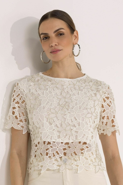 Blusa manga curta com renda guipir off-white brunette andreza chagas