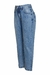 Calça Jeans Reta Azul Clara Betânia com botão cristal e pedrarias lateral foto em still