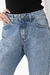 Calça Jeans Reta Azul Clara Betânia com botão cristal e pedrarias foco nos detalhes do produto frente