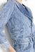 Blazer Jeans Claro Brigite com pedrarias e botões cristal, foto com foco nos detalhes do produto.