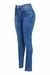 Calça Jeans Skinny Azul Médio Cristiane com detalhes bordados e em spikes foto em still lateral