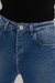 Calça Jeans Skinny Azul Médio Cristiane com detalhes bordados e em spikes foco nos detalhes da peça, frente.