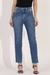 Calça Jeans Reta Azul Médio Camille, foto de frente com foco no produto.