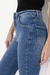 Calça Jeans Reta Azul Médio Camille, foto com foco nos detalhes do produto.