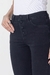 Calça Jeans Skinny Black Estonado, foto frontal com foco nos botões e no tecido da calça.