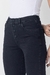 Calça Jeans Flare Black Estonado, foto frontal com foco nos botões da calça e em seu tecido premium.