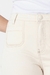 Calça Jeans Wideleg de Cintura Alta Emilly, foto frontal com foco nos detalhes do bolso.
