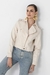 Jaqueta Jeans Natural Evelin, foto frontal com foco no produto.