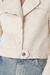 Jaqueta Jeans Natural Evelin, foto frontal com foco nos detalhes do produto.