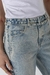 Calça Jeans Wideleg Erica, foto frontal com foco nos detalhes do cinto e do bolso do produto.