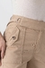 Calça Reta Amêndoa de Cintura Alta Elizabeth, foto frontal com foco nos detalhes do bolso e do cós da calça.