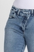 Foto frontal da Calça Feminina Jeans Skinny Esmeralda, detalhes do cós transpasse.