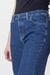 Foto frontal com foco no produto da nossa Calça Jeans Feminina Wideleg Escura Laís, foto com foco nos detalhes.